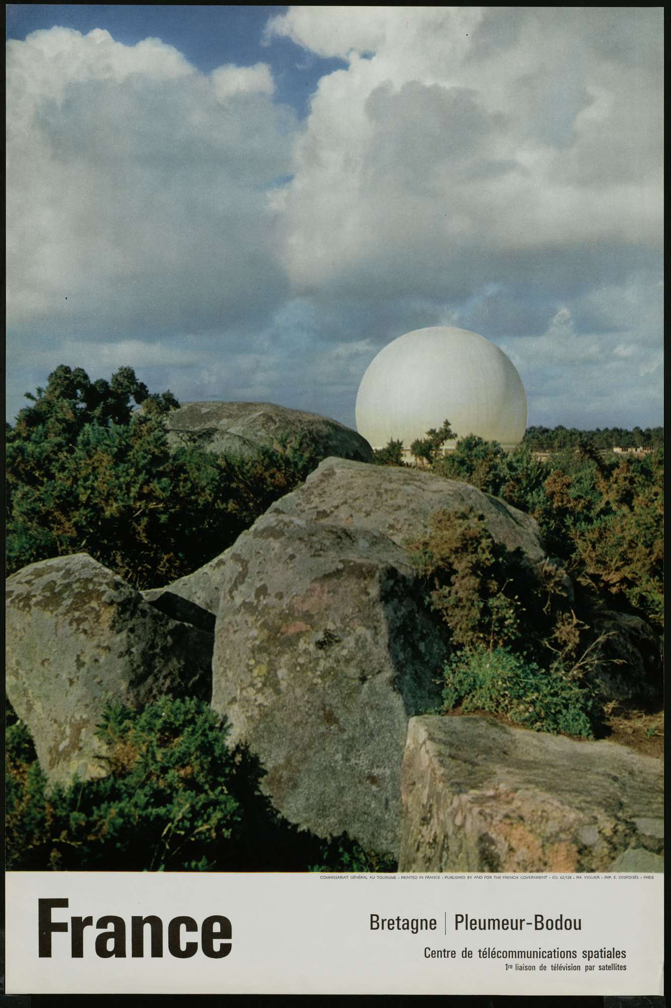 Une affiche contenant la photo du centre de télécommunications spatiales de Plemeur-Bodou; le mot "France" apparaît en dessous en grandes lettres capitales puis en plus petit est inscrit "cotes de Vendée - les Sables d'Olonne"