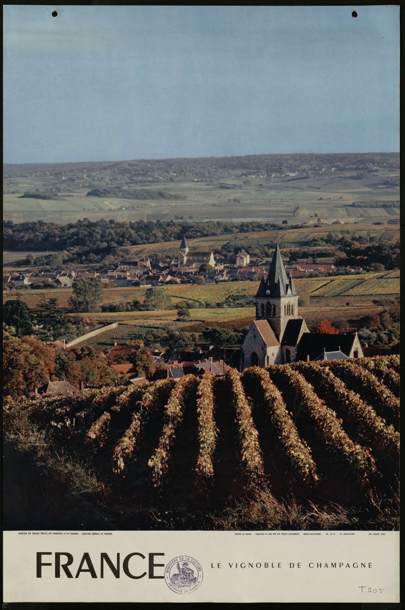 Une affiche, la photo d'un vignoble de Champagne occupe les deux tiers de l'affiche, le mot "France" apparaît en dessous en grandes lettres capitales puis en plus petit est inscrit "le vignoble de Champagne"