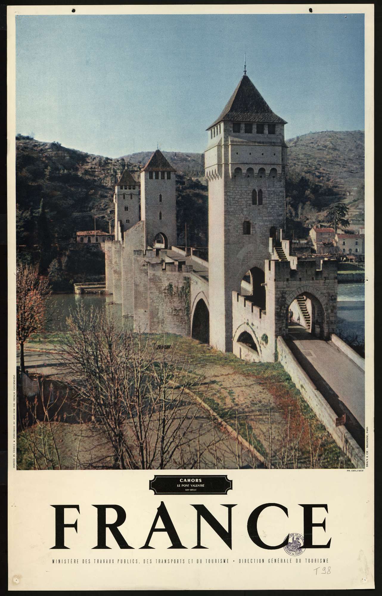 Une affiche contenant la photo du pont Valentre de Cahors occupe les deux tiers de l'affiche, le mot "France" apparaît en dessous en grandes lettres capitales puis en plus petit est inscrit "pont Valentre de Cahors, 14ème siècle, direction générale du tourisme"