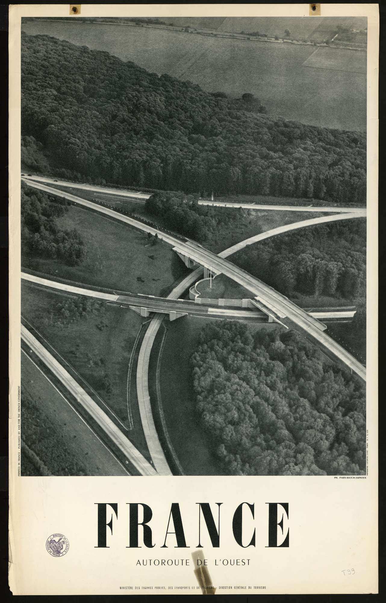 Une affiche contenant une photo aérienne d'une autoroute neuve; le mot "France" apparaît en dessous en grandes lettres capitales puis en plus petit est inscrit "autoroutes de l'Ouest"