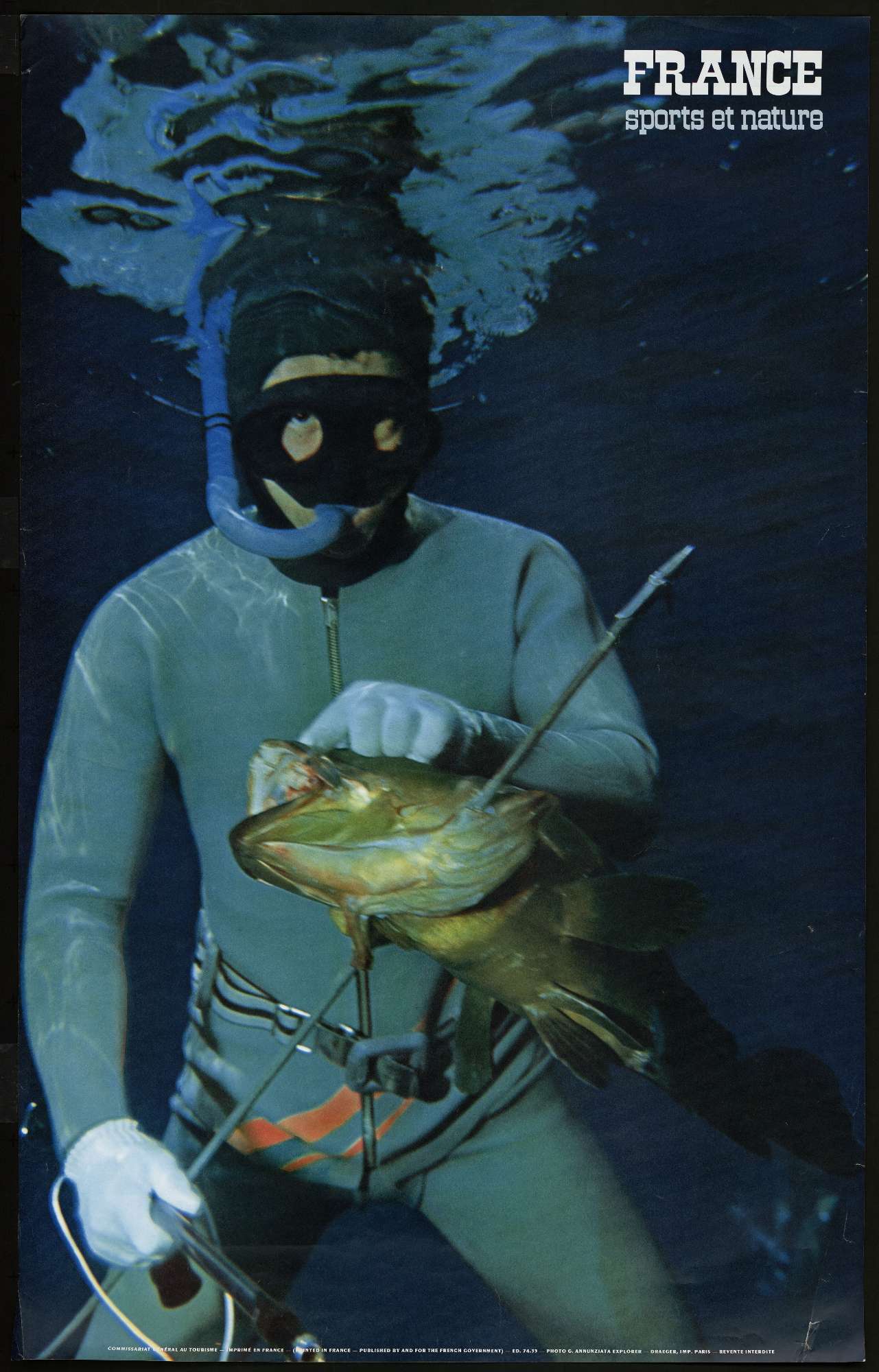 Une affiche contenant une photo d'un homme qui fait de la pêche sous-marine; le mot "France" apparaît en dessous puis en plus petit est inscrit "Sports et nature"