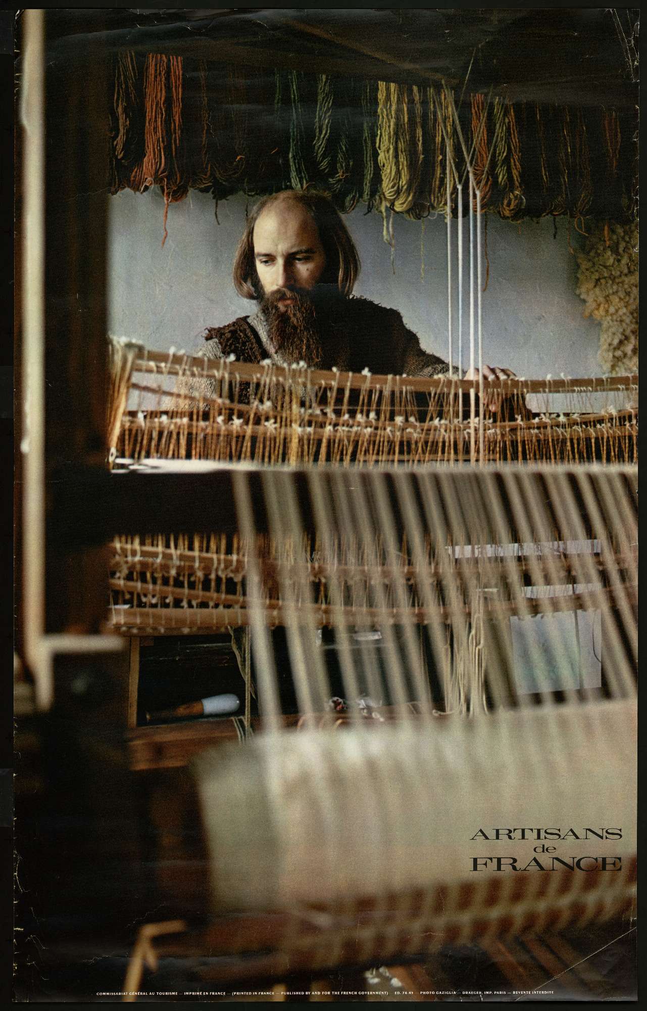 Une affiche contenant une photo d'un tisserand dans son atelier; le mot "France" apparaît en dessous puis en plus petit est inscrit "Artisans de France"