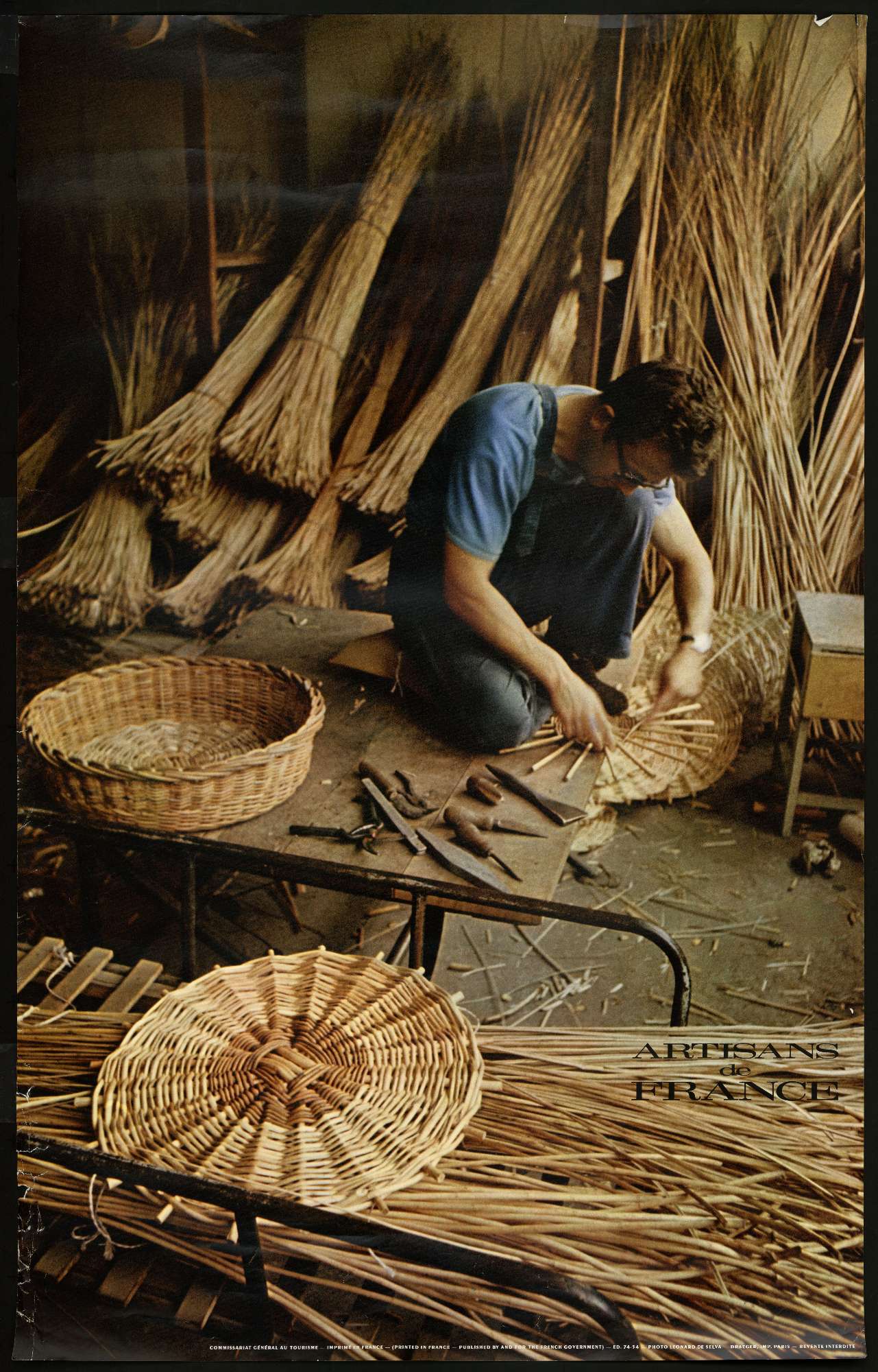 Une affiche contenant une photo d'un vannier fabriquant des paniers en osier; le mot "France" apparaît en dessous puis en plus petit est inscrit "Artisans de France"