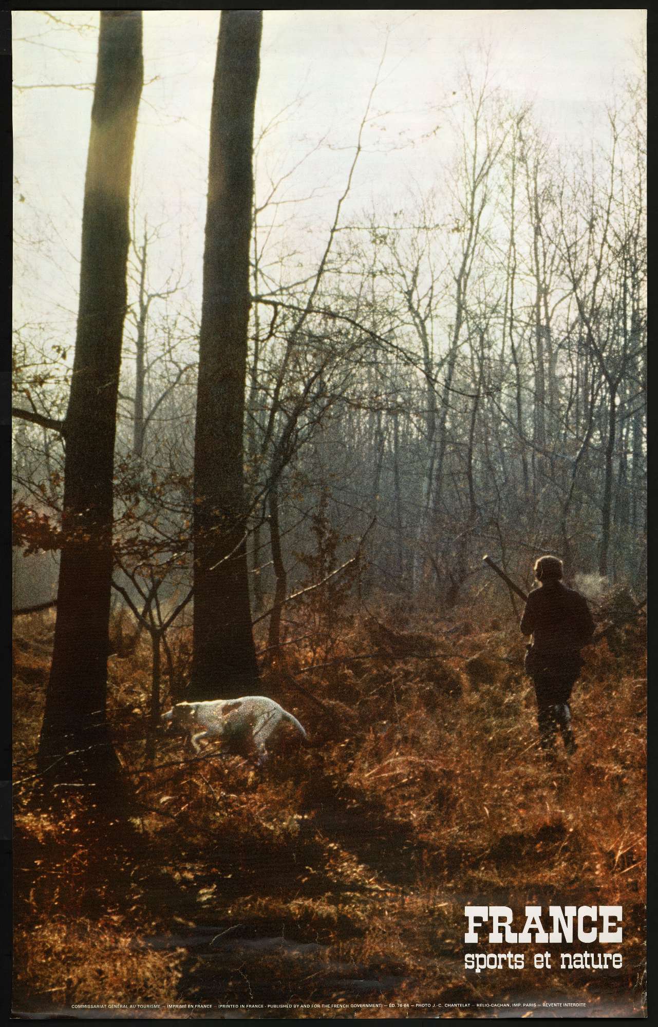 Une affiche contenant une photo d'un chasseur et son chien dans une forêt; le mot "France" apparaît en dessous puis en plus petit est inscrit "Sports et nature"