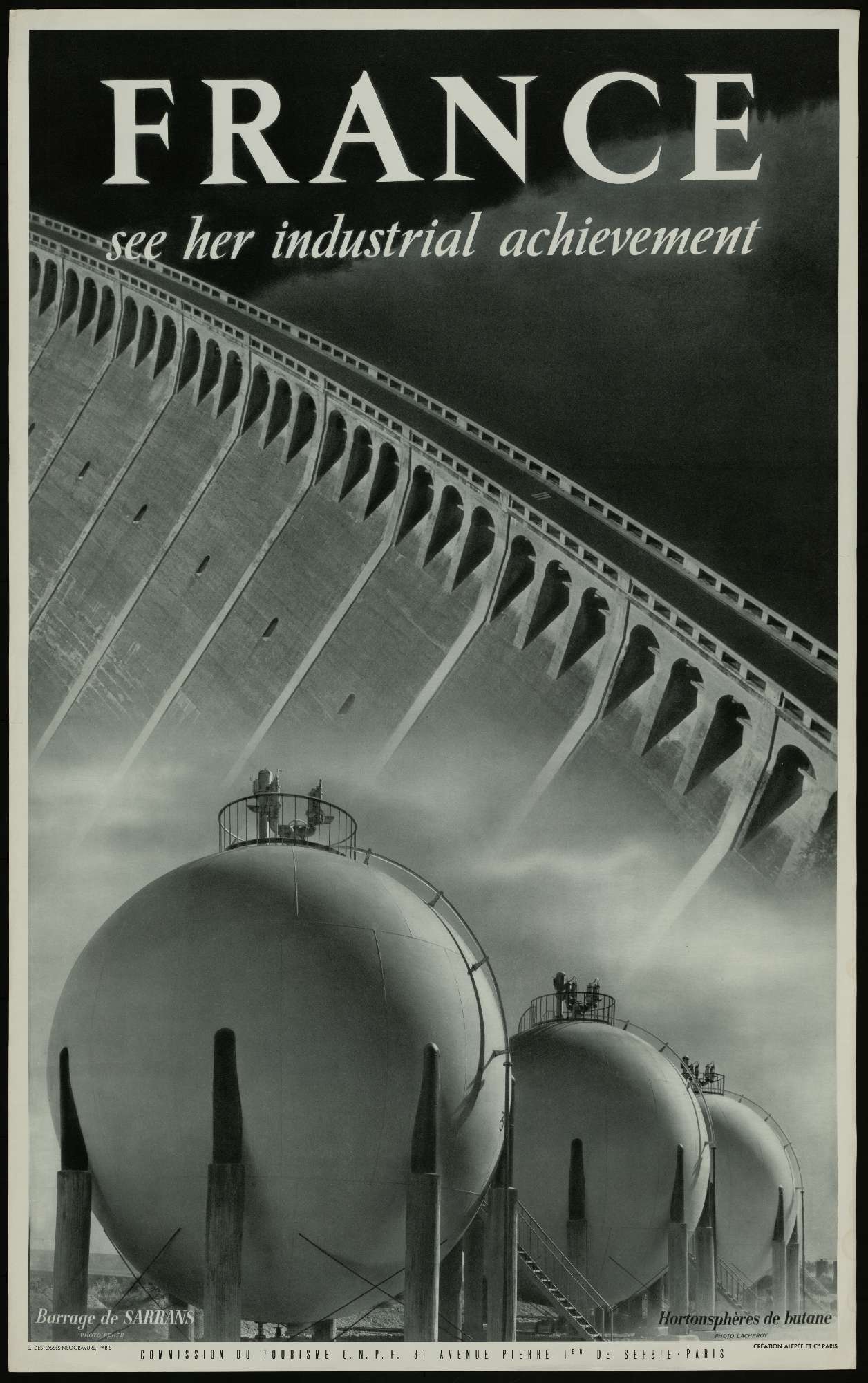 Une affiche contenant la photo aérienne du barrage de Sarrans et un collage d'hortonsphères de butane; le mot "France" apparaît en dessous en grandes lettres capitales puis en plus petit est inscrit "See her industrial achievements"